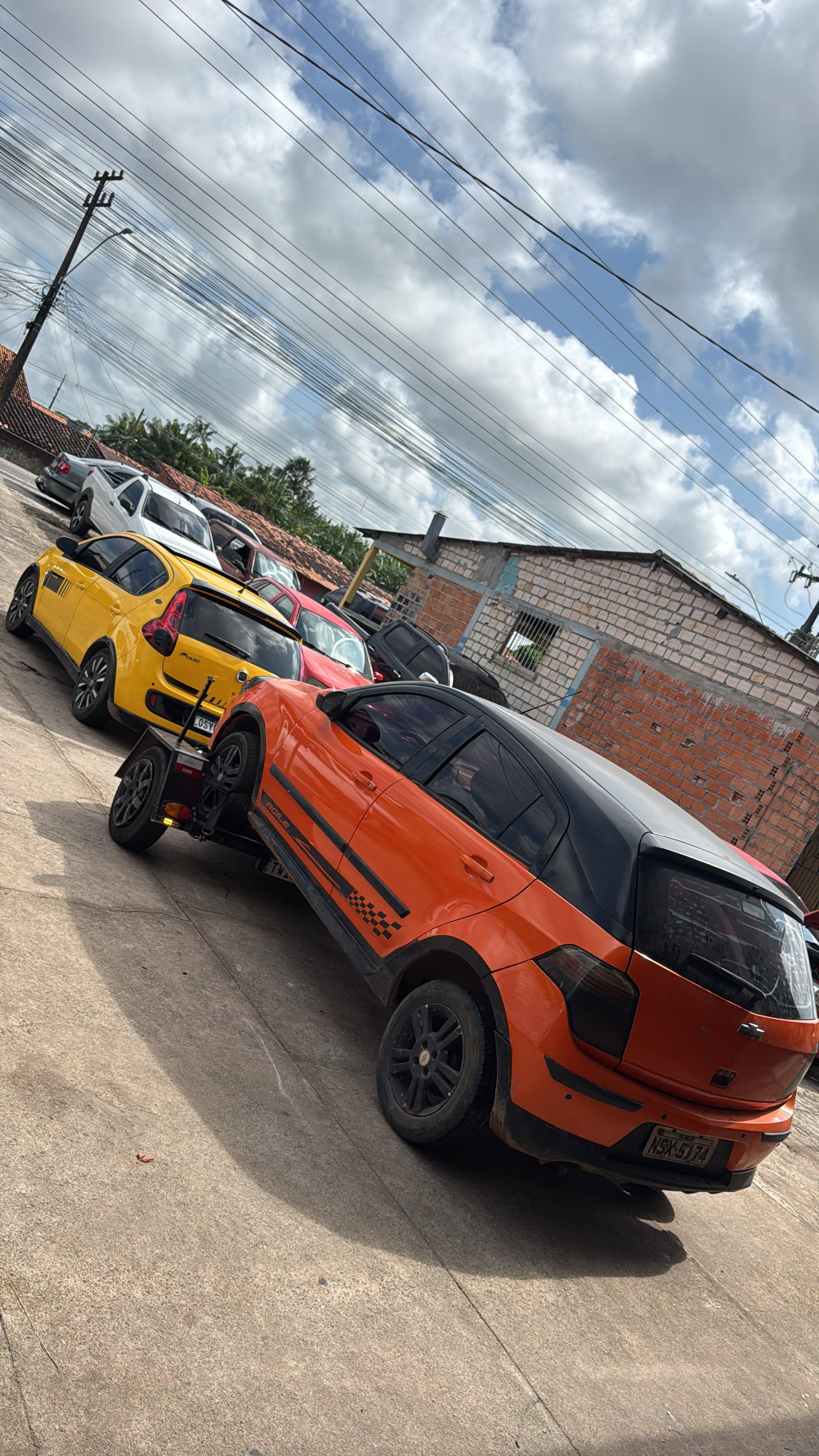 Carro sendo transportado pela Seven Resgate